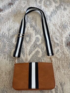 Social Threads • LIKE NEW • Fold-Over Clutch/Crossbody bag with strap.